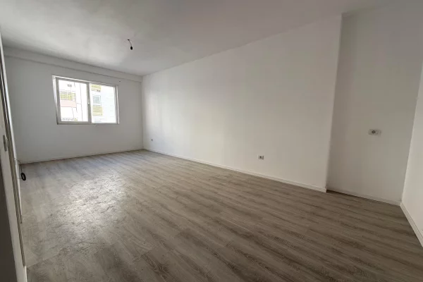 Shtepi ne shitje Apartament ne Tirane, 1+1, Mobilimi Bosh, pa mobiluar, Pagesa 125,000  Euro.
