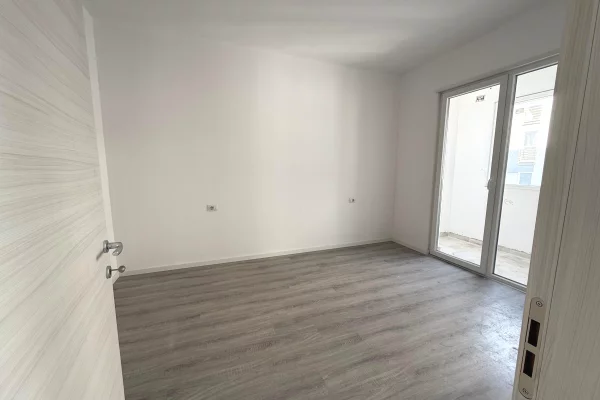 Shtepi ne shitje Apartament ne Tirane, 1+1, Mobilimi Bosh, pa mobiluar, Pagesa 125,000  Euro.