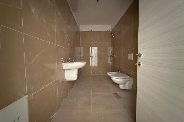 Shtepi ne shitje Apartament ne Tirane, 1+1, Mobilimi Bosh, pa mobiluar, Pagesa 125,000  Euro.