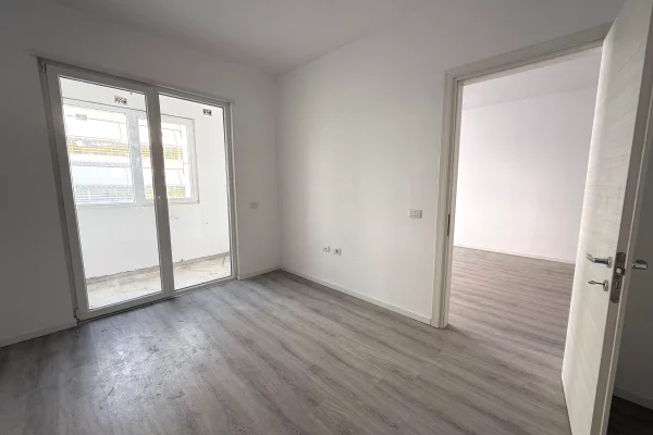 Shtepi ne shitje Apartament ne Tirane, 1+1, Mobilimi Bosh, pa mobiluar, Pagesa 125,000  Euro.