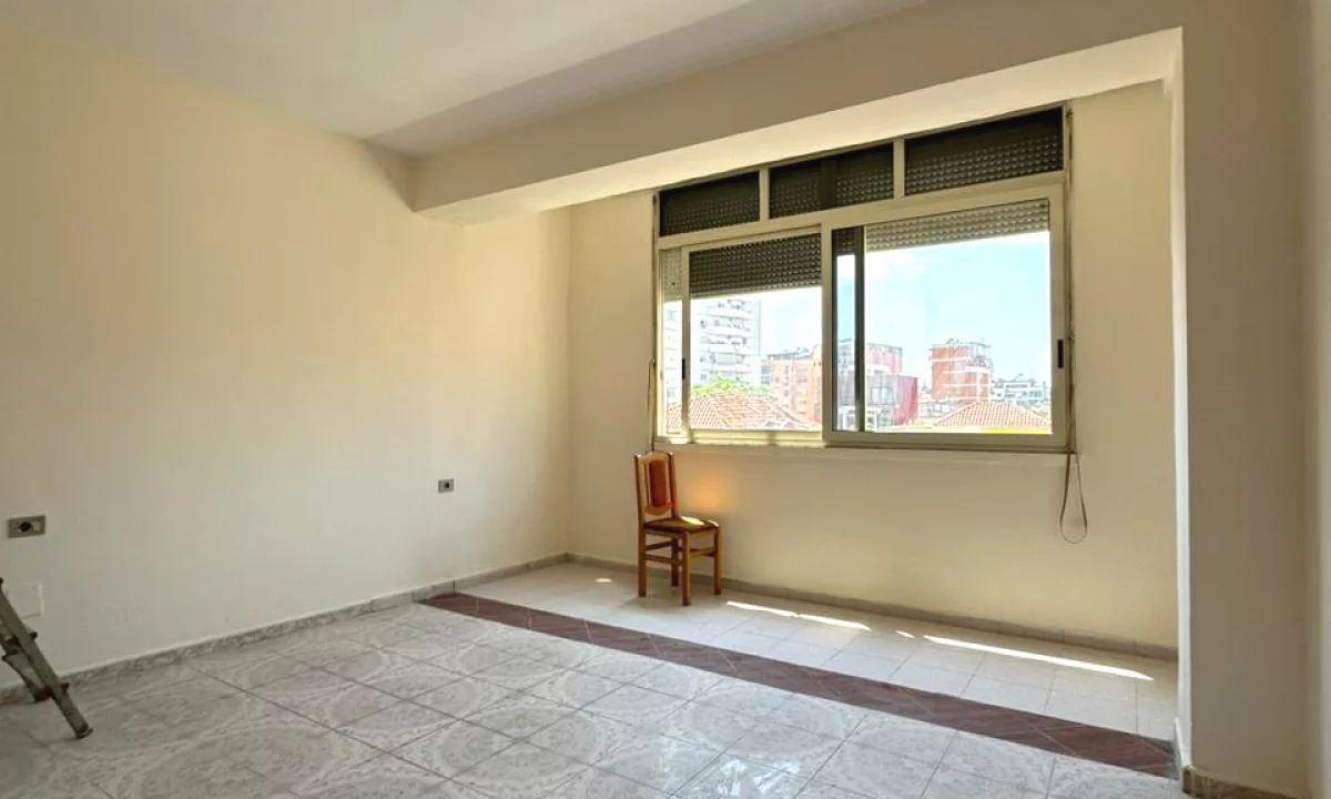 Shtepi ne shitje Apartament ne Tirane, 1+1, Mobilimi Bosh, pa mobiluar, Pagesa 178,000  Euro.