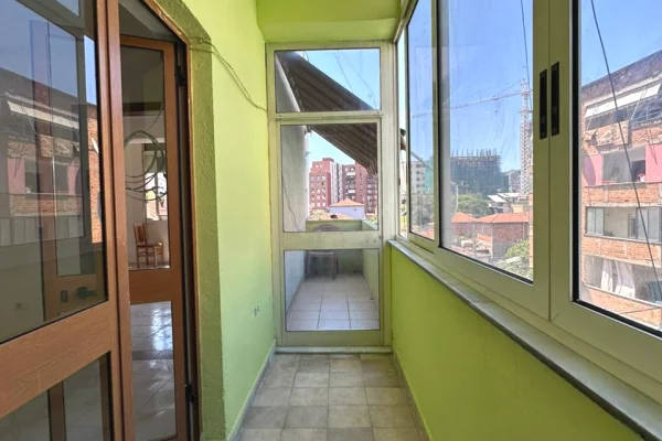 Shtepi ne shitje Apartament ne Tirane, 1+1, Mobilimi Bosh, pa mobiluar, Pagesa 178,000  Euro.