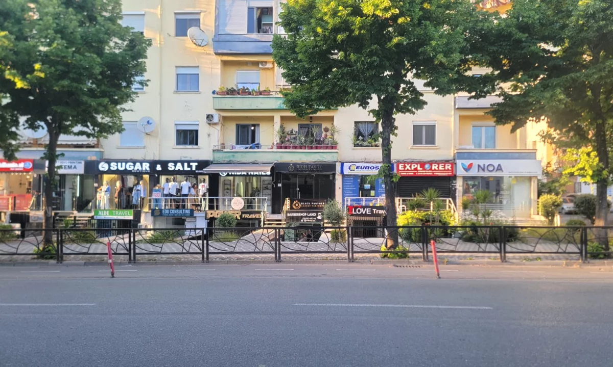 Jepet dyqan per qera te rruga e Durresit, perballe me Bllokun e Ambasadave