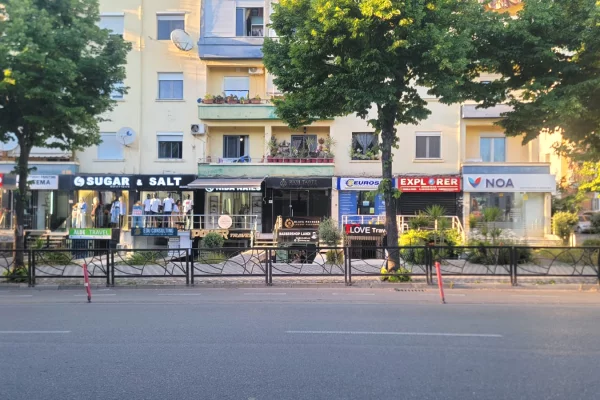 Ambient biznesi me qera 1+1 ne Tirane - 70,000 Leke