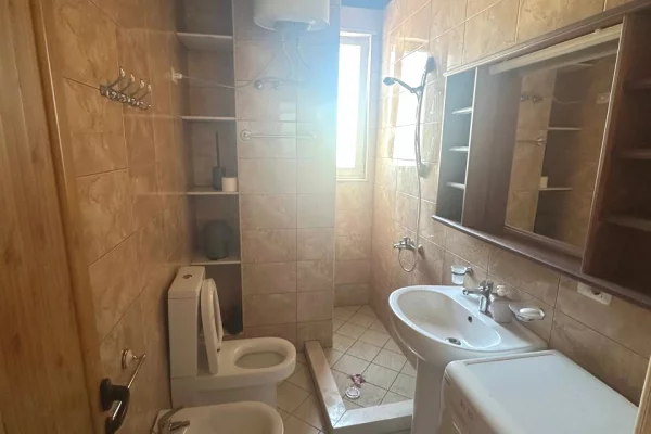 Shtepi me qera Apartament ne Tirane, 1+1, Mobilimi E mobiluar, Pagesa 60,000  Leke.