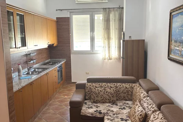 Shtepi me qera Apartament ne Tirane, 1+1, Mobilimi E mobiluar, Pagesa 60,000  Leke.