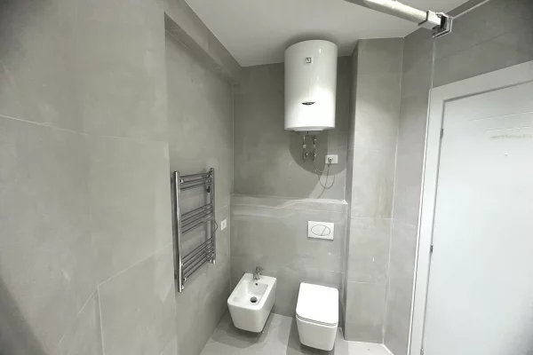 Shtepi me qera Apartament ne Tirane, 2+1, Mobilimi Bosh, pa mobiluar, Pagesa 1,100  Euro.