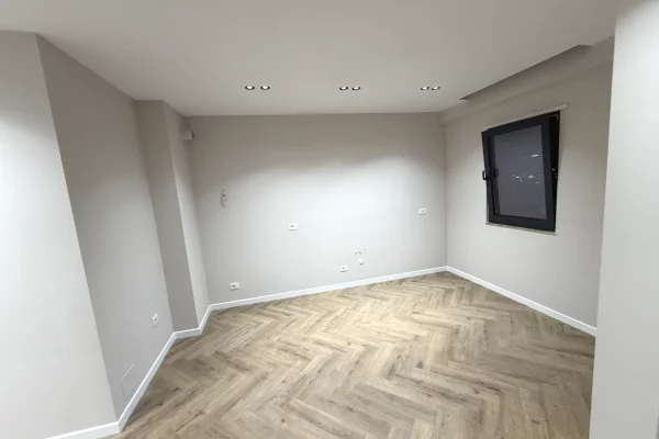 Shtepi me qera Apartament ne Tirane, 2+1, Mobilimi Bosh, pa mobiluar, Pagesa 1,000  Euro.