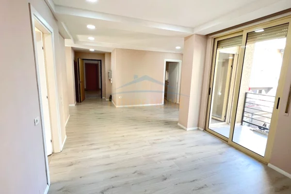 Shtepi me qera Apartament ne Tirane, 3+1, Mobilimi Bosh, pa mobiluar, Pagesa 1,000  Euro.