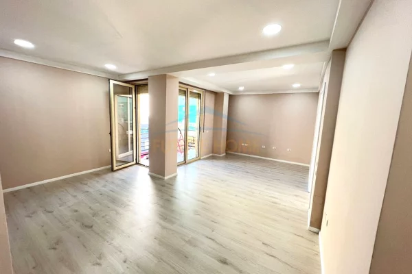 Ambient Zyrash 3+1 Me Qira në Komunën e Parisit, Tiranë 1,000 €