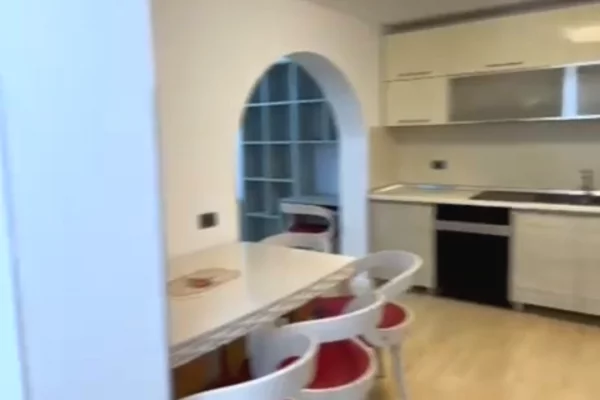 Appartamento in vendita a Tirana 2+1, SemiArredato