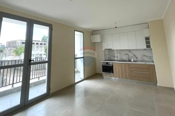 Shtepi me qera Apartament ne Tirane, 2+1, Mobilimi Pjeserisht e mobiluar, Pagesa 43,000  Leke.