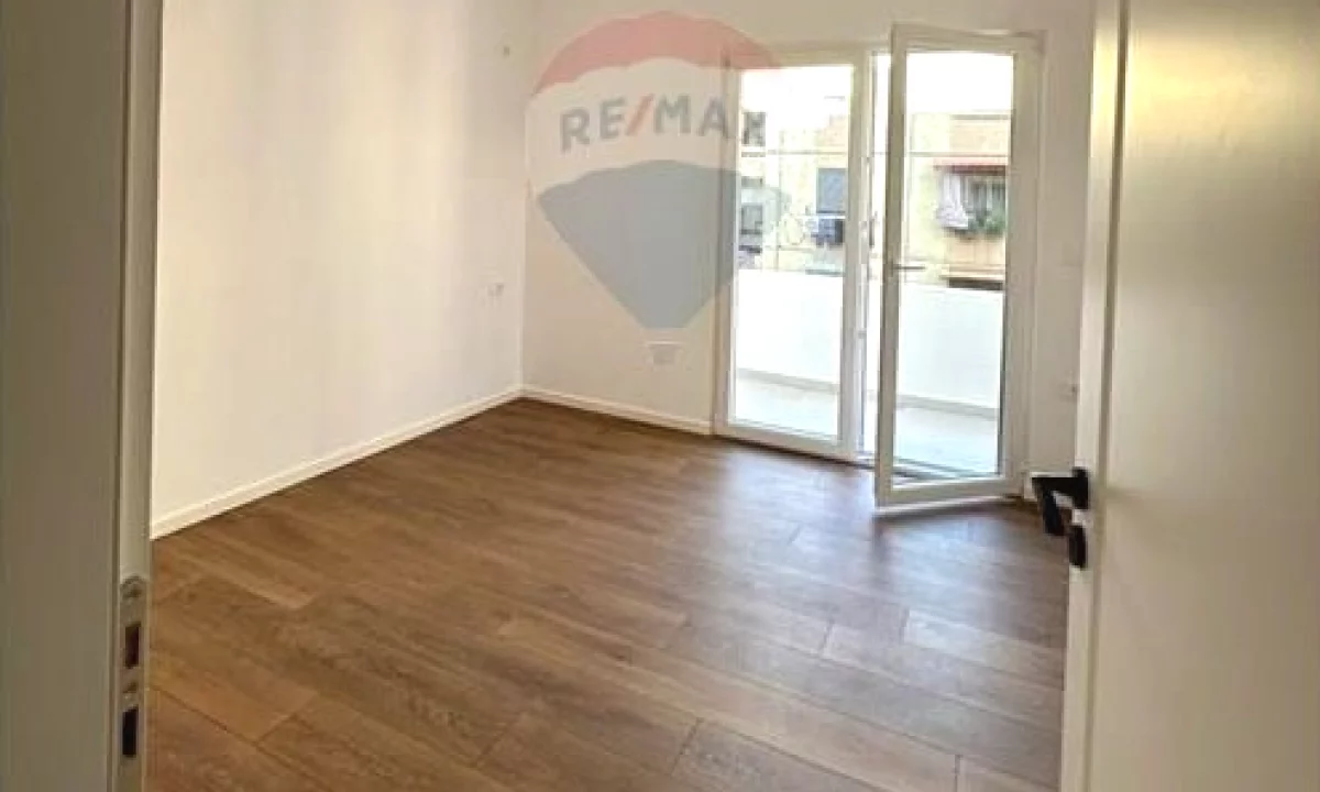 Shtepi ne shitje Apartament ne Tirane, 2+1, Mobilimi Bosh, pa mobiluar, Pagesa 118,000  Euro.