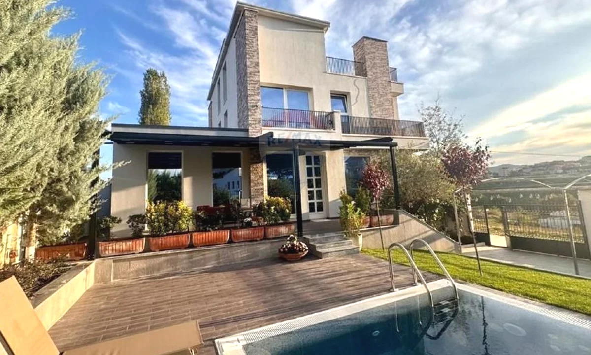 Shtepi me qera Vila Luksoze ne Tirane, 4+1, Mobilimi E mobiluar, Pagesa 4,000  Euro.