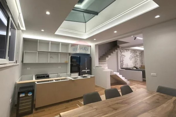 Shtepi me qera Vila Luksoze ne Tirane, 4+1, Mobilimi E mobiluar, Pagesa 4,000  Euro.