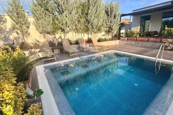 Shtepi me qera Vila Luksoze ne Tirane, 4+1, Mobilimi E mobiluar, Pagesa 4,000  Euro.