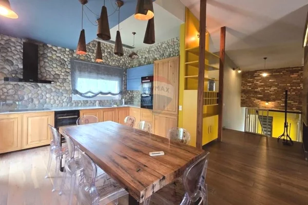 Shtepi me qera Vila Luksoze ne Tirane, 3+1, Mobilimi E mobiluar, Pagesa 2,500  Euro.