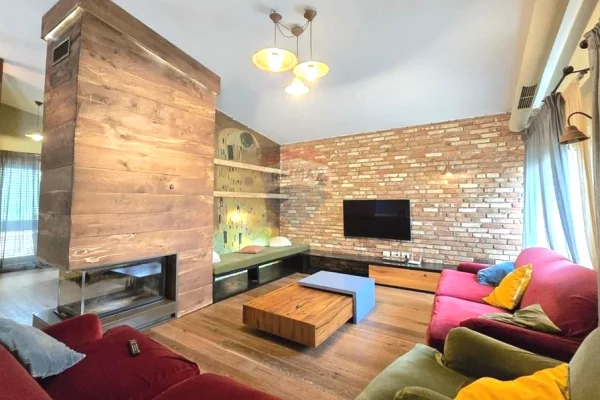 Shtepi me qera Vila Luksoze ne Tirane, 3+1, Mobilimi E mobiluar, Pagesa 2,500  Euro.