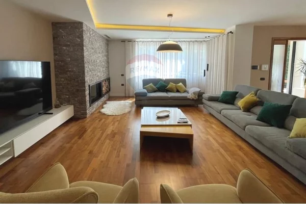 Shtepi me qera Vila Luksoze ne Tirane, 4+1, Mobilimi E mobiluar, Pagesa 4,500  Euro.
