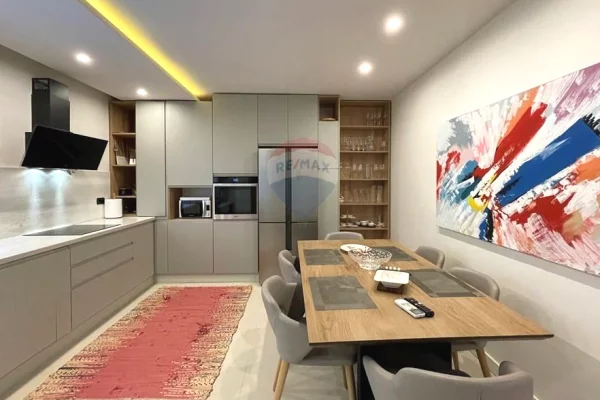 Shtepi me qera Vila Luksoze ne Tirane, 4+1, Mobilimi E mobiluar, Pagesa 4,500  Euro.