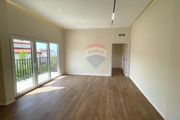 Shtepi ne shitje Apartament ne Tirane, 1+1, Mobilimi Bosh, pa mobiluar, Pagesa 87,500  Euro.