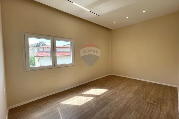 Shtepi ne shitje Apartament ne Tirane, 1+1, Mobilimi Bosh, pa mobiluar, Pagesa 87,500  Euro.