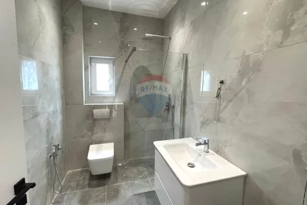 Shtepi ne shitje Apartament ne Tirane, 1+1, Mobilimi Bosh, pa mobiluar, Pagesa 87,500  Euro.