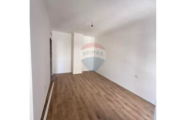 Shtepi ne shitje Apartament ne Tirane, 1+1, Mobilimi Bosh, pa mobiluar, Pagesa 140,420  Euro.