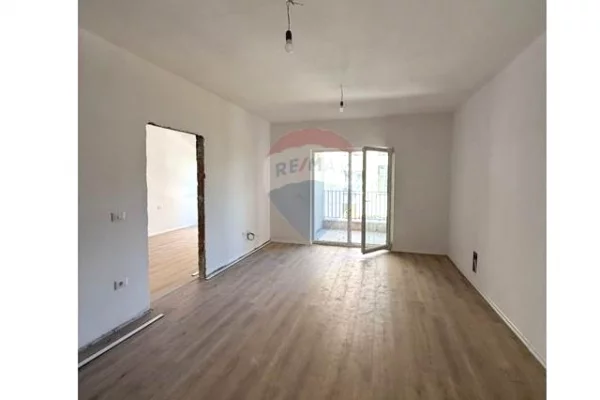 Shtepi ne shitje Apartament ne Tirane, 1+1, Mobilimi Bosh, pa mobiluar, Pagesa 140,420  Euro.