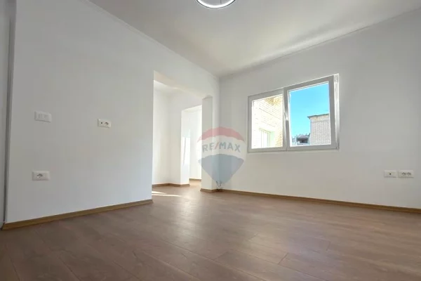 Shtepi ne shitje Apartament ne Tirane, 2+1, Mobilimi Bosh, pa mobiluar, Pagesa 145,000  Euro.