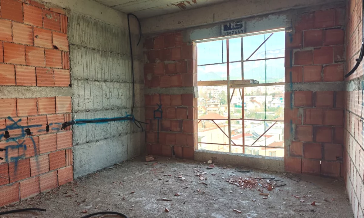 Shtepi ne shitje Apartament ne Tirane, 2+1, Mobilimi Bosh, pa mobiluar, Pagesa 162,000  Euro.