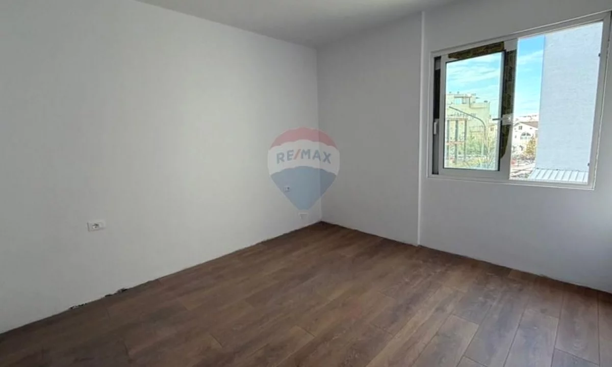 Shtepi ne shitje Apartament ne Tirane, 2+1, Mobilimi Bosh, pa mobiluar, Pagesa 129,000  Euro.