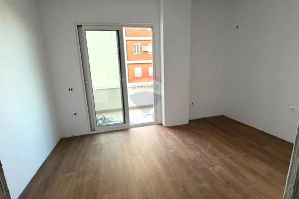 Shtepi ne shitje Apartament ne Tirane, 2+1, Mobilimi Bosh, pa mobiluar, Pagesa 129,000  Euro.