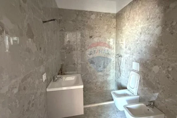 Shtepi ne shitje Apartament ne Tirane, 2+1, Mobilimi Bosh, pa mobiluar, Pagesa 129,000  Euro.