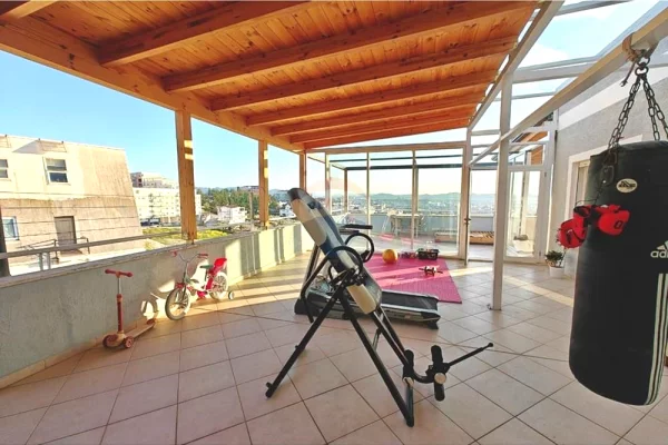 Shtepi ne shitje Apartament ne Tirane, 3+1, Mobilimi E mobiluar, Pagesa 232,000  Euro.