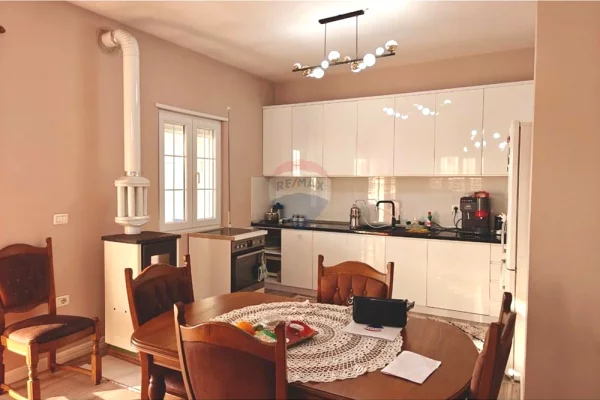 Shtepi ne shitje Apartament ne Tirane, 3+1, Mobilimi E mobiluar, Pagesa 232,000  Euro.