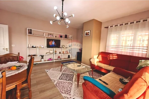 Shtepi ne shitje Apartament ne Tirane, 3+1, Mobilimi E mobiluar, Pagesa 232,000  Euro.