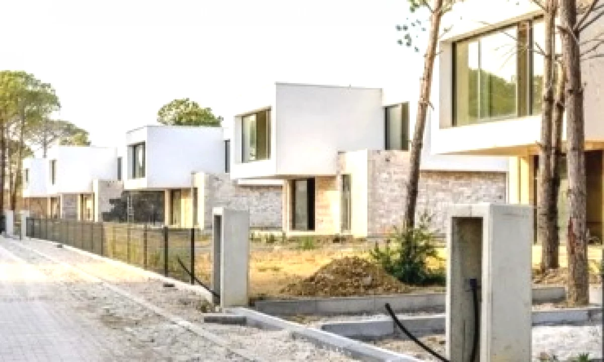 Shtepi ne shitje Vila Luksoze ne Durres, 4+1, Mobilimi Bosh, pa mobiluar, Pagesa 2,250,000  Euro.