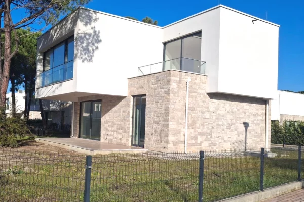 Shtepi ne shitje Vila Luksoze ne Durres, 4+1, Mobilimi Bosh, pa mobiluar, Pagesa 2,250,000  Euro.