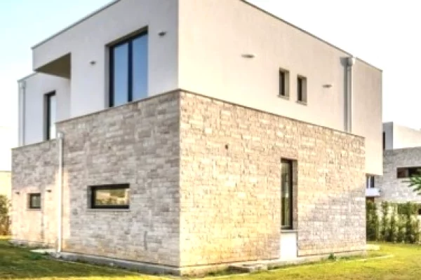 Shtepi ne shitje Vila Luksoze ne Durres, 4+1, Mobilimi Bosh, pa mobiluar, Pagesa 2,250,000  Euro.
