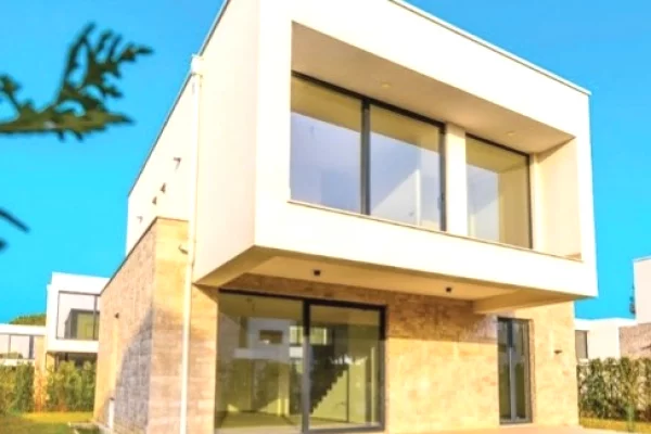 Shtepi ne shitje Vila Luksoze ne Durres, 4+1, Mobilimi Bosh, pa mobiluar, Pagesa 2,250,000  Euro.