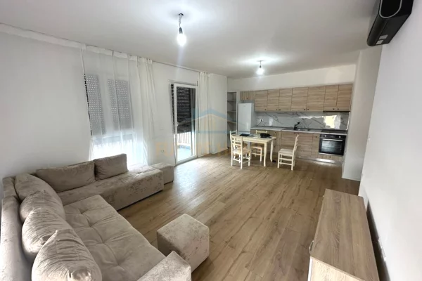 Shtepi me qera 2+1 ne Tirane - 625 Euro