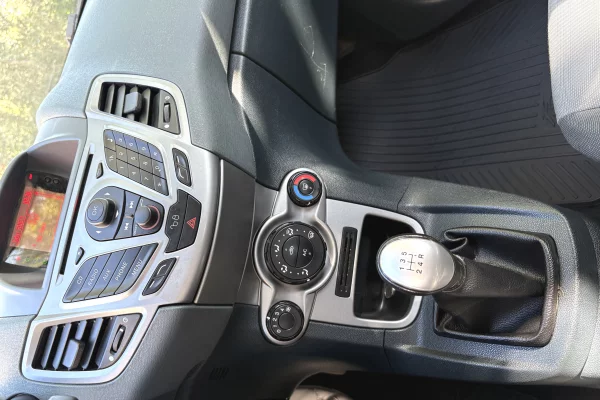 Auto in Vendita a Tirana, Ford, 2010 Diesel,Kambio Manual Pagamento 3,200  Euro.