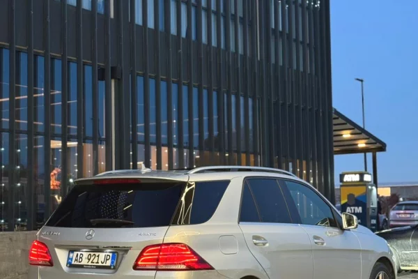 Makina ne shitje ne Durres, Mercedes-Benz, 2016 Diesel,Kambio Automatik Pagesa 23,000  Euro.