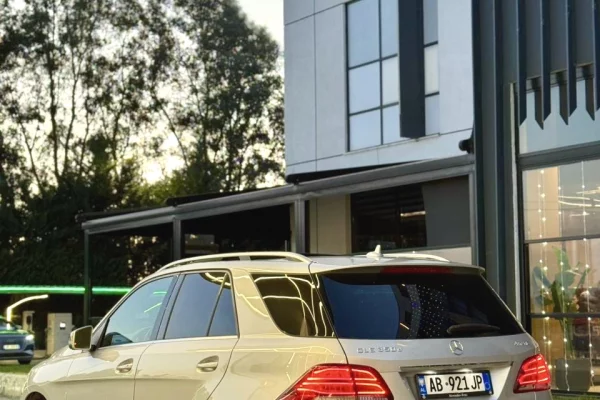 Makina ne shitje ne Durres, Mercedes-Benz, 2016 Diesel,Kambio Automatik Pagesa 23,000  Euro.