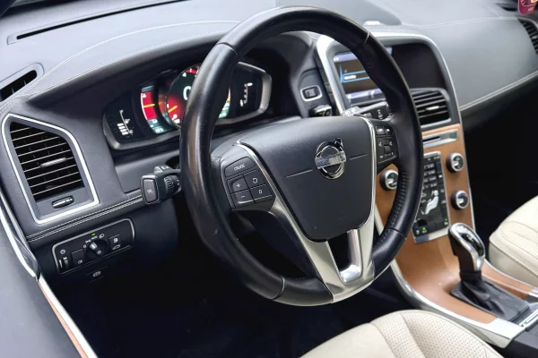 Makina ne shitje ne Durres, Volvo, 2016 Benzine,Kambio Automatik Pagesa 12,500  Euro.