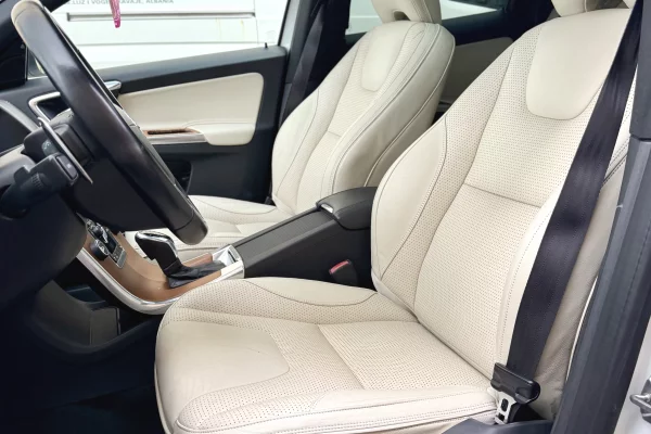 Makina ne shitje ne Durres, Volvo, 2016 Benzine,Kambio Automatik Pagesa 12,500  Euro.