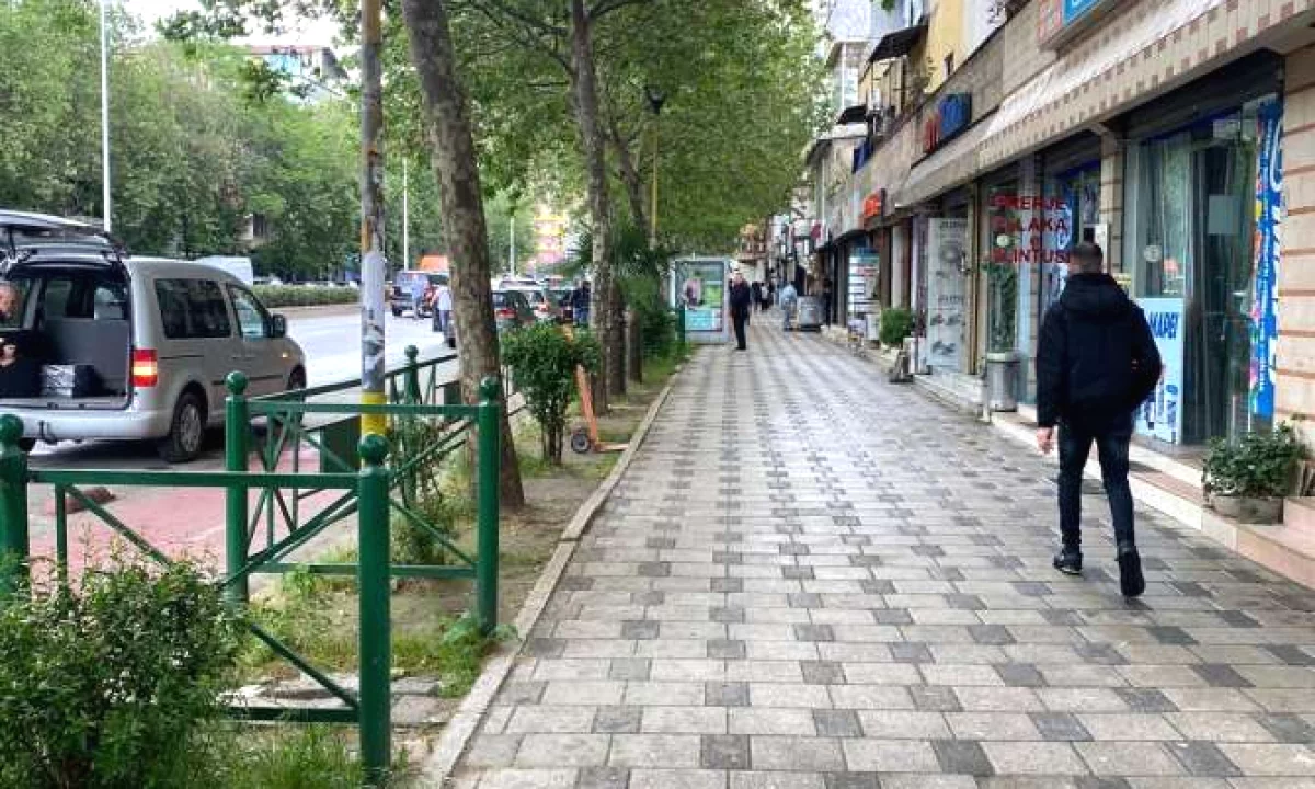 Shitet Dyqan!!   📍Adresa: Rruga kavajes  