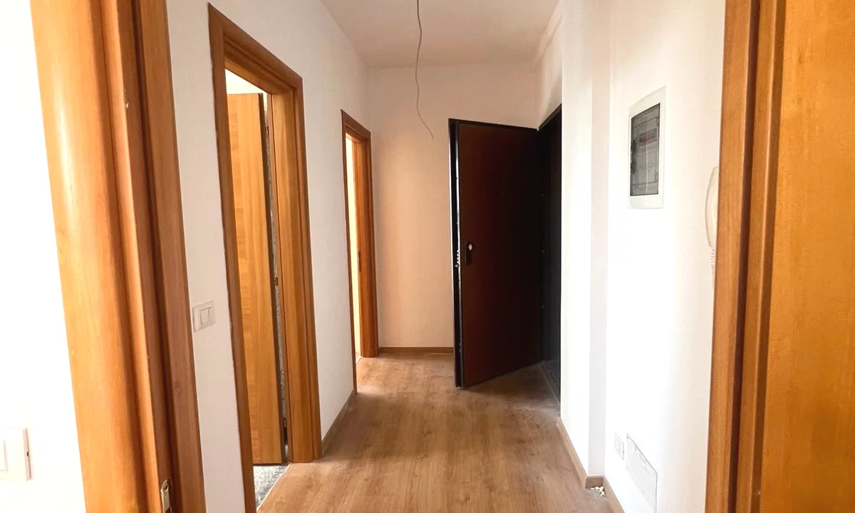 Shtepi ne shitje Apartament ne Tirane, 1+1, Mobilimi Bosh, pa mobiluar, Pagesa 109,000  Euro.