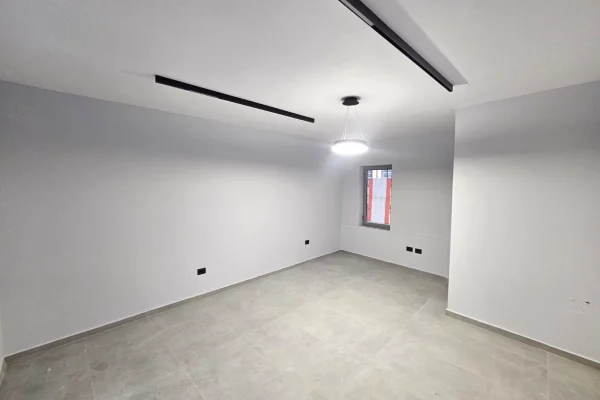 Jepet me qera ambient komercial – afer Rruges se Kavajes